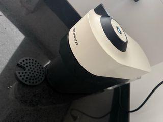 Cafetera Nespresso color blanco. Poco uso