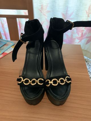 Tacones negros plataforma dorados 35