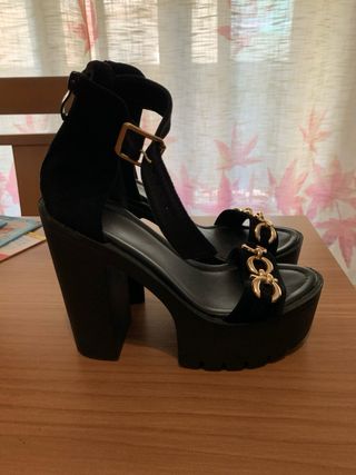 Tacones negros plataforma dorados 35