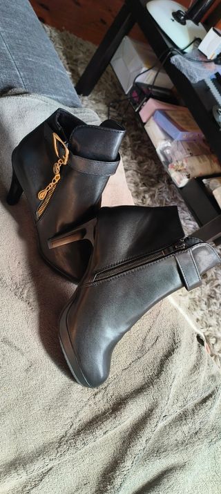 Botines negros tacón alto dorados