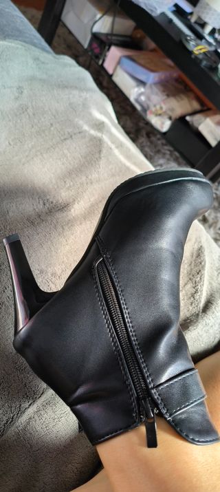 Botines negros tacón alto dorados