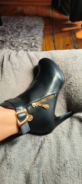 Botines negros tacón alto dorados