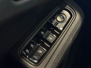 Porsche Macan 2.0 Turbo 252CV.-" NACIONAL" .-" TECHO PANORÁMICO... "-.-"  POCOS KM ".-" PEGATINA VERDE C/EURO 6-W ".-