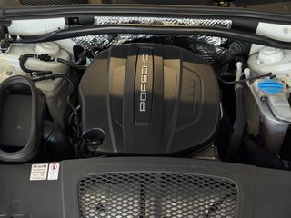 Porsche Macan 2.0 Turbo 252CV.-" NACIONAL" .-" TECHO PANORÁMICO... "-.-"  POCOS KM ".-" PEGATINA VERDE C/EURO 6-W ".-