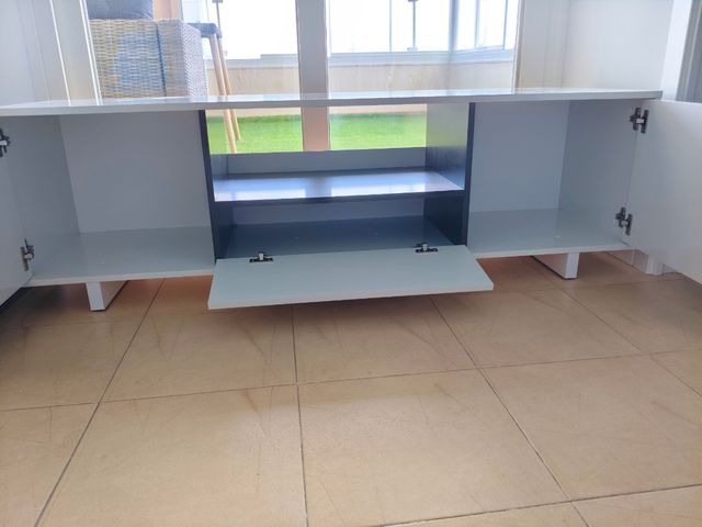 Mesa TV blanca moderna (150x45x46cm)