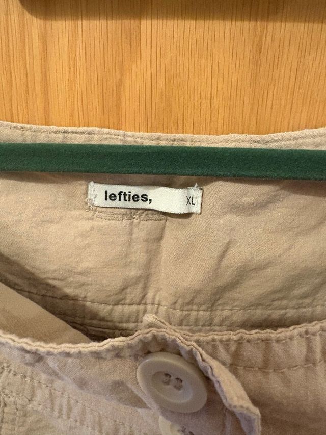 2 pantalones cortos uno Shana XL - otro lefties xl