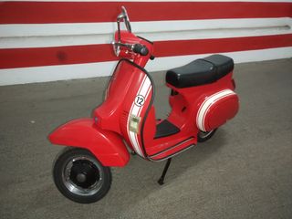 Vespa PK 125 roja clásica