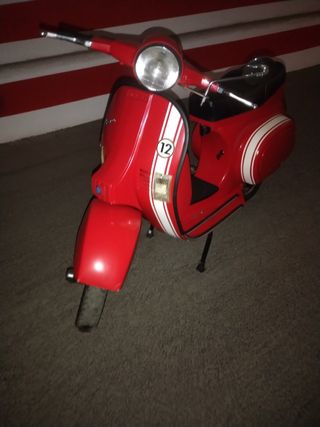 Vespa PK 125 roja clásica