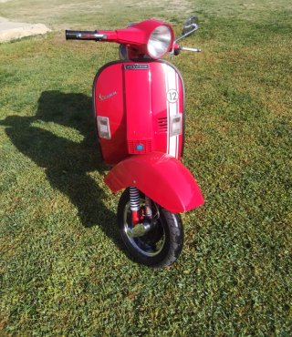 Vespa PK 125 roja clásica
