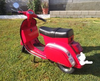 Vespa PK 125 roja clásica