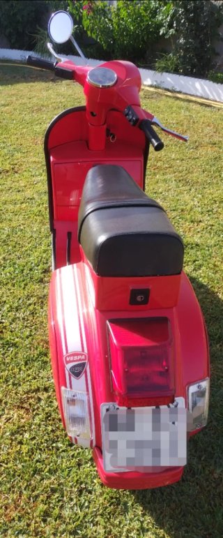 Vespa PK 125 roja clásica
