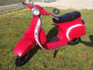 Vespa PK 125 roja clásica