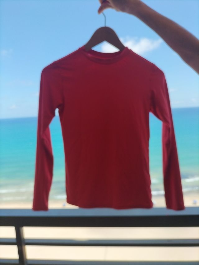 Camiseta solar roja niño manga larga