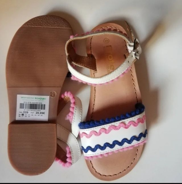 Sandalias de piel marca Brotes a estrenar. N°29.