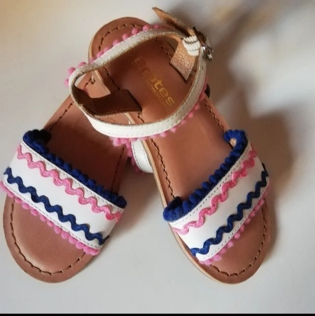 Sandalias de piel marca Brotes a estrenar. N°29.