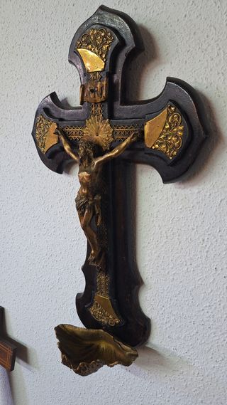 Crucifijo antiguo de madera y latón 