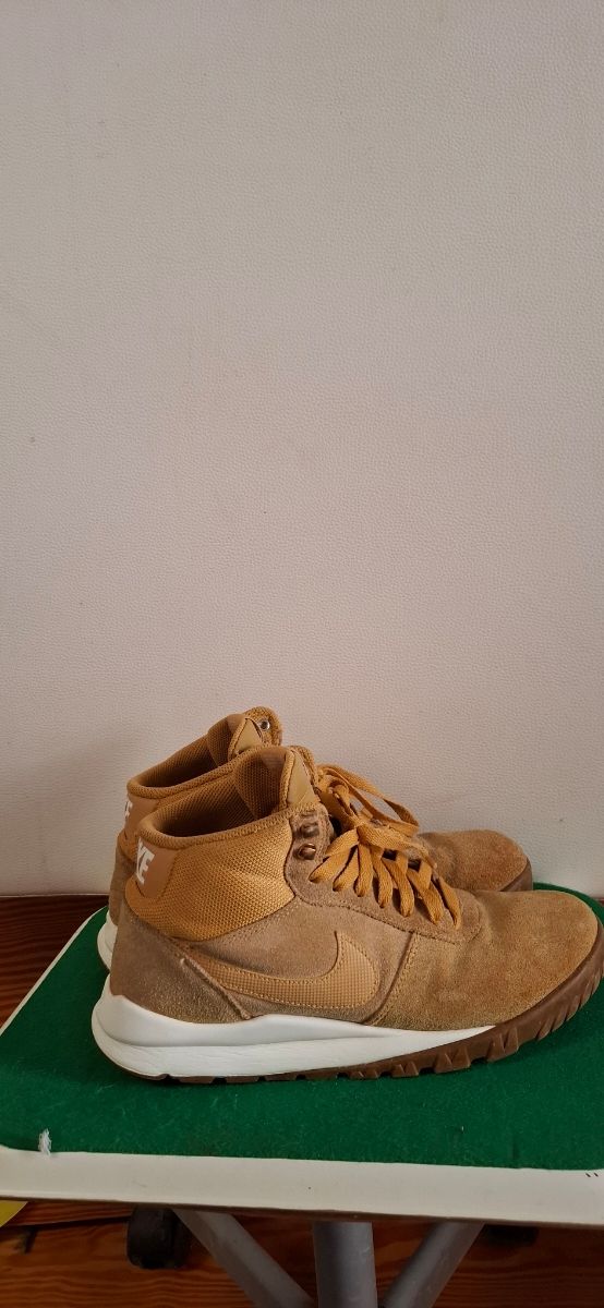 Zapatillas Nike Hoodland Marrón