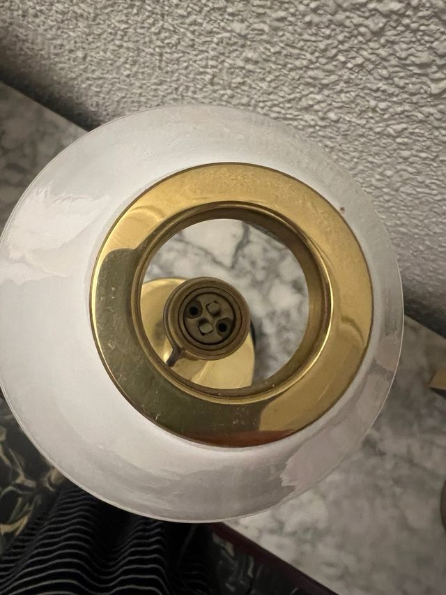 Lampara de mesa dorada y blanca