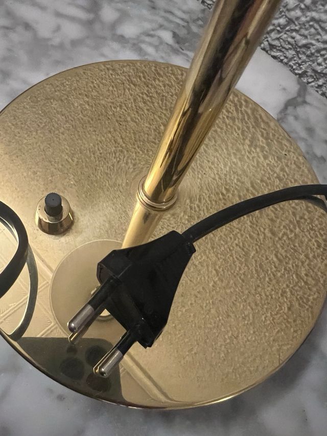 Lampara de mesa dorada y blanca