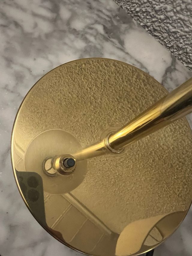 Lampara de mesa dorada y blanca