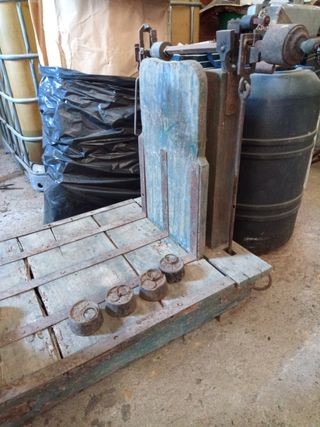 Báscula antigua de madera