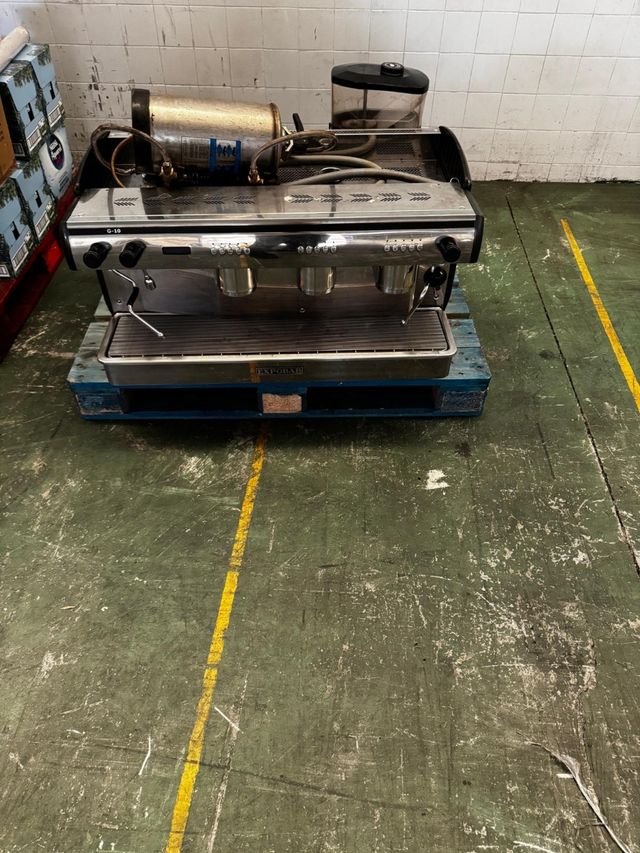 Cafetera Expobar G10 3 grupos + 2 molinillos.