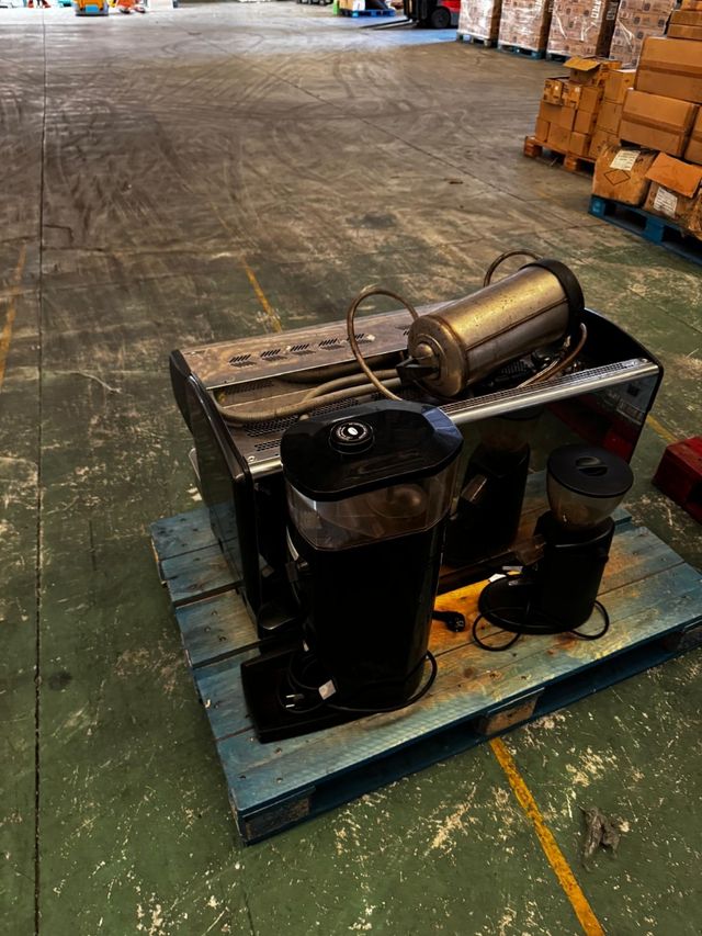 Cafetera Expobar G10 3 grupos + 2 molinillos.