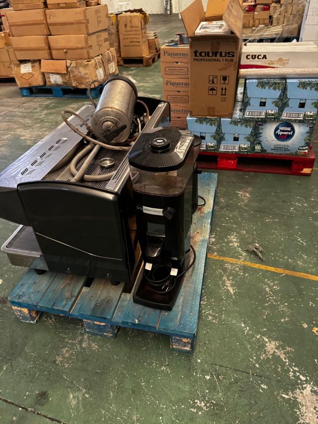 Cafetera Expobar G10 3 grupos + 2 molinillos.