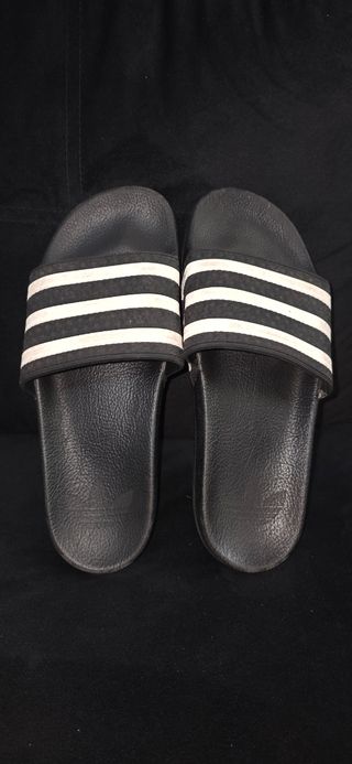 Chanclas Adidas Adilette negras y blancas