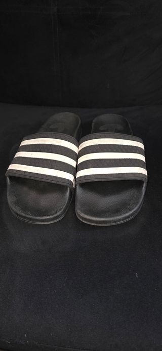 Chanclas Adidas Adilette negras y blancas