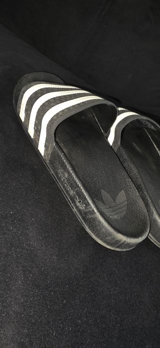 Chanclas Adidas Adilette negras y blancas