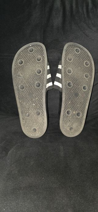 Chanclas Adidas Adilette negras y blancas