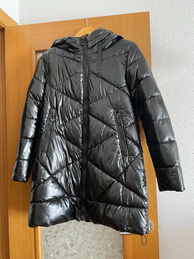 Abrigo negro impermeable ligero