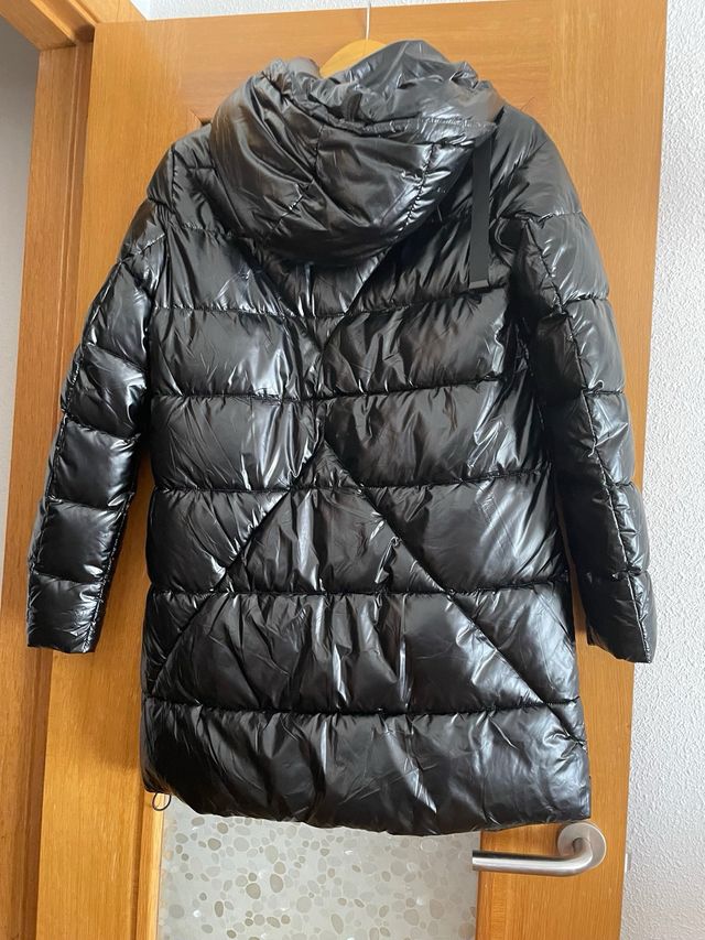 Abrigo negro impermeable ligero