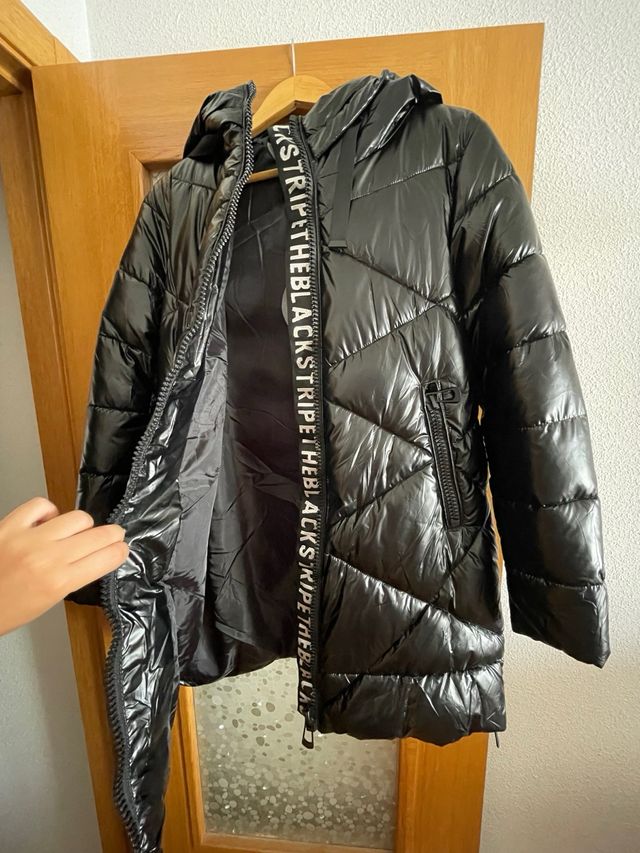 Abrigo negro impermeable ligero