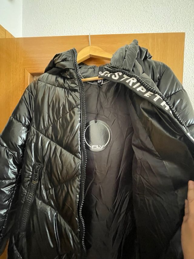 Abrigo negro impermeable ligero