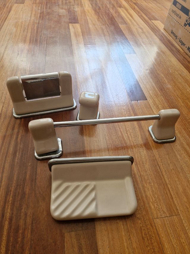 Gioco da bagno in porcellana vintage beige