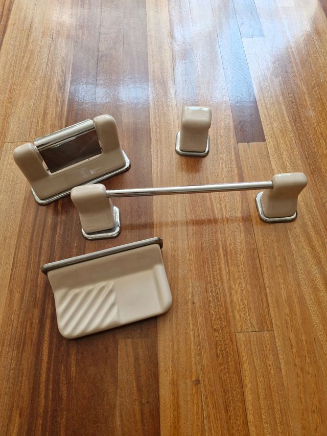 Gioco da bagno in porcellana vintage beige