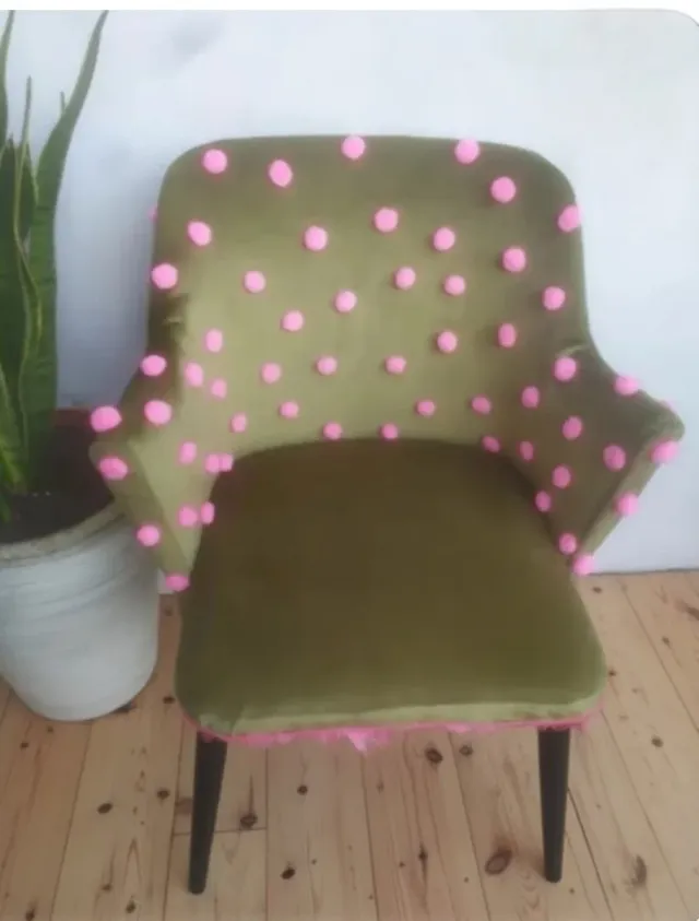 Butaca terciopelo con pompones
