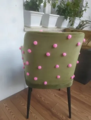 Butaca terciopelo con pompones