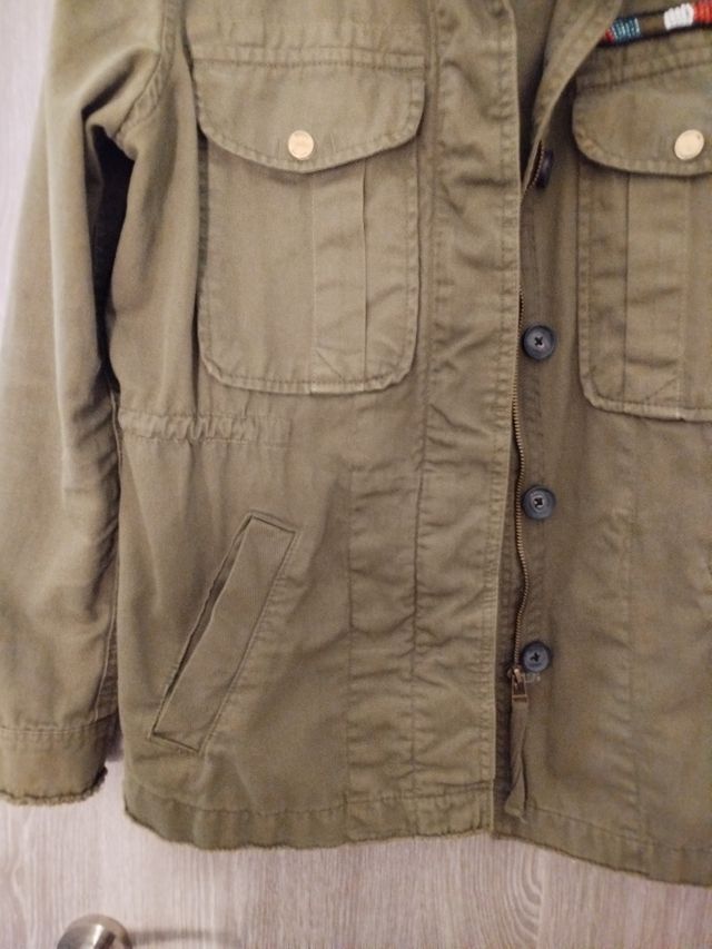 Cazadora Bershka verde militar