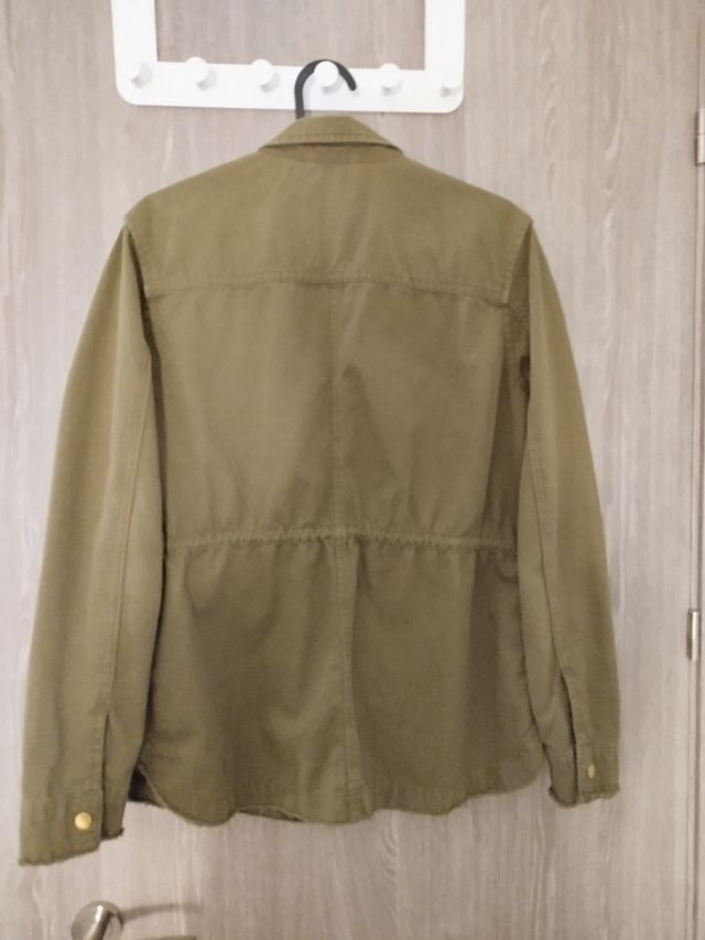 Cazadora Bershka verde militar