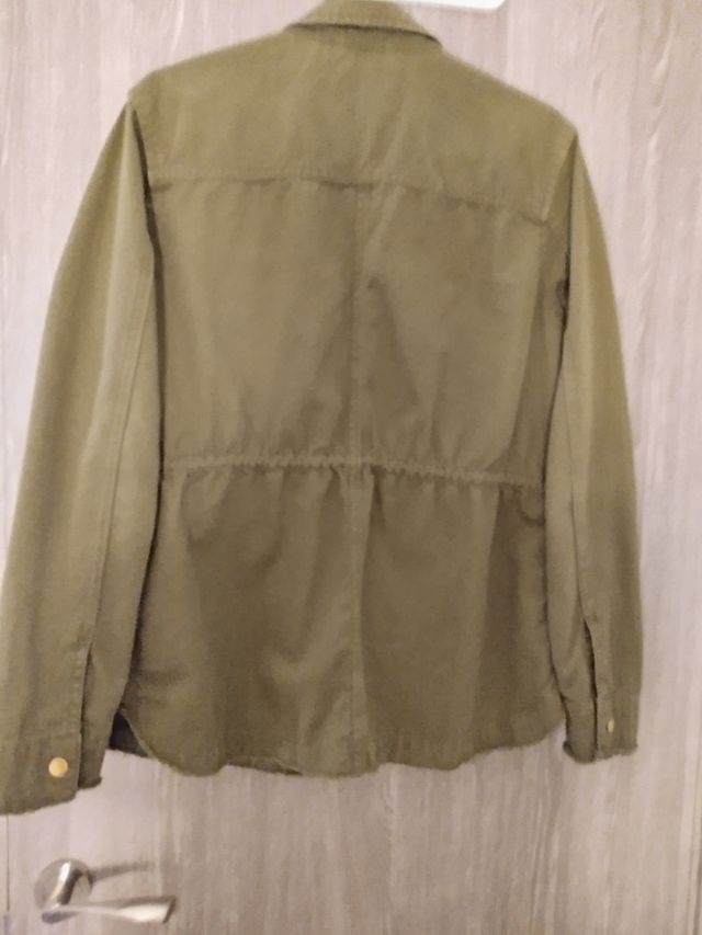 Cazadora Bershka verde militar
