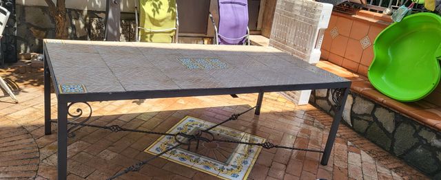 Tavolo in ferro e ceramica