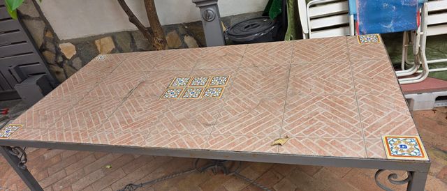 Tavolo in ferro e ceramica