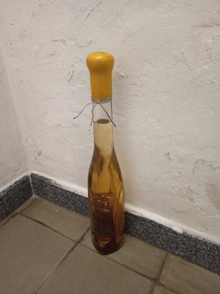 Botella alta decorativa