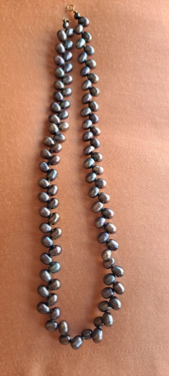 Collar perlas negras-marrones y irisaciones morada