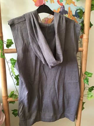 Camiseta sin mangas con capucha gris