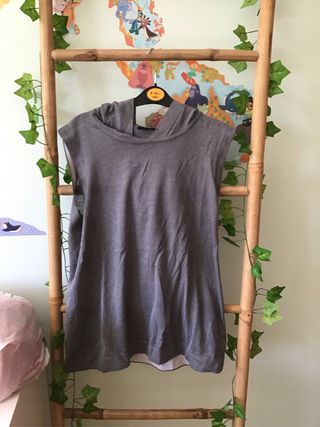 Camiseta sin mangas con capucha gris