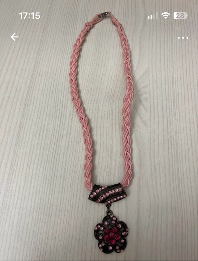 Collana rosa intrecciata